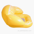 Налаштування жовтого пулу, що надуває стілець, плаває